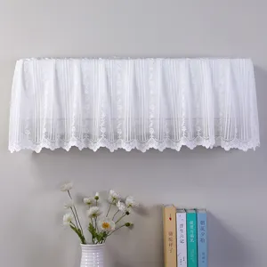 Copertura antipolvere per condizionatore in pizzo bianco, elegante protezione da parete.