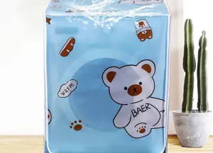 Vista detallada de la funda antipolvo impermeable para lavadora con diseño de osito y cremallera.