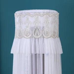Dettaglio della copertura antipolvere per condizionatore verticale, elegante design in pizzo.