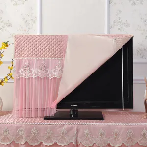 Vista dettagliata della copertina antipolvere TV rosa trapuntata in pizzo, elegante tessuto per casa.