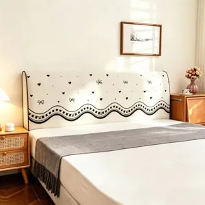 Λεπτομερής όψη υφασμάτινου καλύμματος κεφαλάρι κρεβατιού με σχέδια καρδιάς για διακόσμηση.