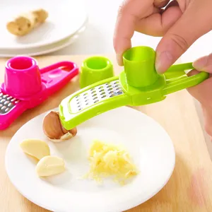 Prensa de ajo manual de plástico y rallador de jengibre utensilio de cocina práctico.