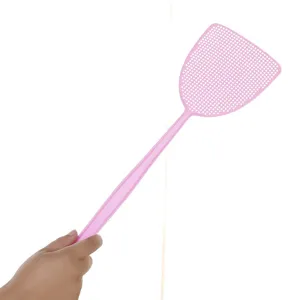 Durevole racchetta acchiappamosche rosa in plastica con lungo manico, efficace strumento manuale.