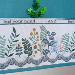 Housse antipoussière tissée botanique pour appareils, détail en tissu floral élégant.