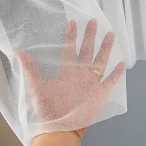 Detalle de tela de malla transparente blanca, textura ligera para cubierta antipolvo.