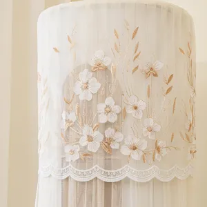 Elegante copertura per condizionatore verticale con ricamo floreale bianco oro pizzo.