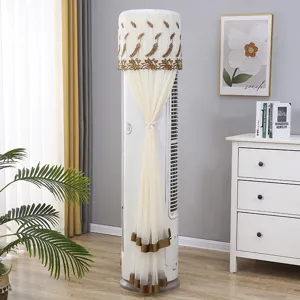 Vista dettagliata che mostra la copertura verticale beige per condizionatore con ricamo.
