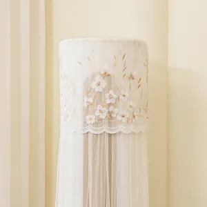 Elegante copripolvere bianco in rete per condizionatore verticale con ricamo floreale e pizzo.