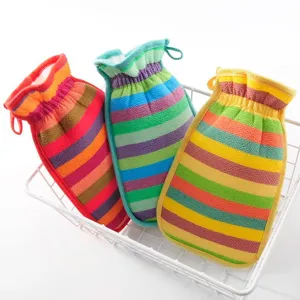 Detailansicht bunter gestreifter Badeduschhandschuhe, zeigt weiche Textur und bequemes Design.