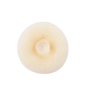 Spugna da doccia in rete beige con ventosa per il massaggio del corpo, morbida e resistente.
