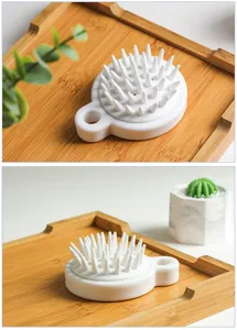 Brosse de massage pour le cuir chevelu en silicone blanc avec picots souples pour cheveux.