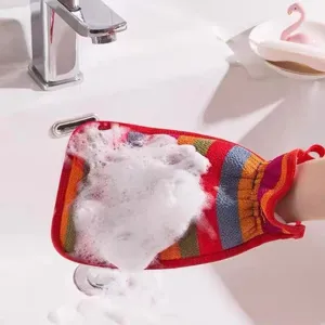 Bunter gestreifter Duschhandschuh mit Peeling-Effekt für die Körperpflege in Ansicht von vorne.