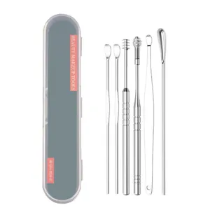 Tragbares Edelstahl Ohrenschmaus Set mit 6 Teilen und Aufbewahrungsbox fuer die Pflege.