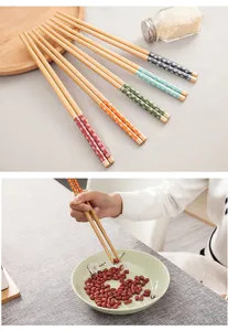 Dettaglio bacchette di bambù con fiori giapponesi, set di stoviglie da cucina casalinghe.