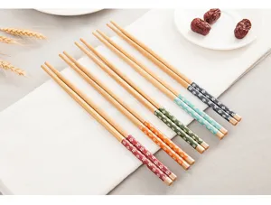 Set di bacchette in legno di bambù stile giapponese con motivi floreali per uso domestico.