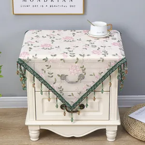 Elegante funda de encaje floral para mesita de noche con borlas de cuentas para el hogar.