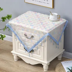 Cubierta antipolvo de encaje decorativa con mariposas y cuentas para mesita de noche.