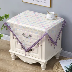 Funda antipolvo para mesita de noche con mariposas 3D coloridas y elegante borde morado.
