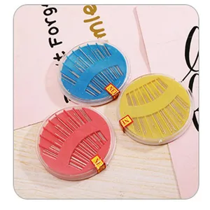 Ensemble de boîtes de rangement pour aiguilles à coudre avec aiguilles assorties en couleurs.