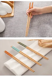 Bacchette di legno giapponesi con stampa floreale, ideali per la cucina e la tavola.