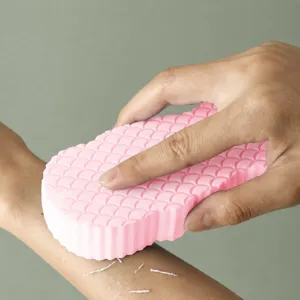 Rosa 3D Peeling Badeschwamm für sanfte Körperreinigung und Hautpflege für jeden Tag.