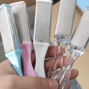 Râpe à Pieds Double Face en Acier Inoxydable Éliminateur de Callosités Grattoir de Peau Morte Outil de Pédicure avec Poignée Transparente
