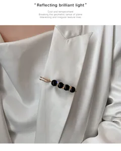 Elegante clip di serraggio in vita con spilla di perle in metallo per accessori di abbigliamento.