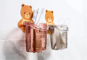 Primo piano dettagliato del portaspazzolino a parete con adesivo orso e drenaggio.
