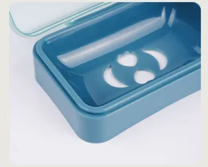 Portasapone in plastica blu con coperchio trasparente e fori di scarico per il bagno di casa.