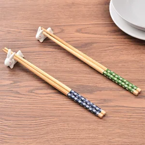 Set di bacchette di legno floreali in stile giapponese con ripiano per bacchette da cucina.