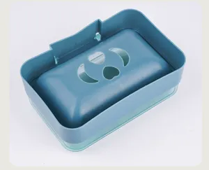 Dettaglio portasapone in plastica con fori di drenaggio a doppio strato per il bagno.