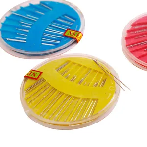 Ensemble de boîtes de rangement rondes en plastique avec diverses aiguilles à coudre.