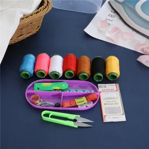 Kit da cucito portatile con fili colorati, forbici, metro a nastro e aghi per uso domestico.