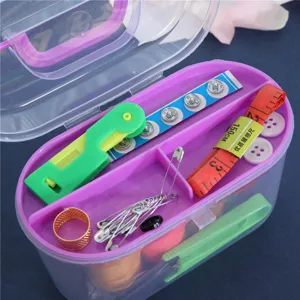 Set da cucito portatile in plastica trasparente con filo, metro a nastro e vari accessori.