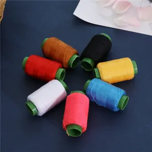 Set di rocchetti di filato per cucire, fili multicolore per sartoria e lavori di cucito fai da te.