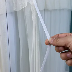 Detalle de correa de funda de lavadora de malla blanca, accesorio textil transpirable.