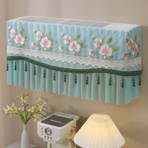 Elegante copripolvere da parete per condizionatore con ricamo floreale in tessuto azzurro.
