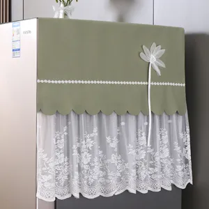 Detailaufnahme der staubdichten Kühlschrankabdeckung mit grünem Stoff und weißer Spitze.