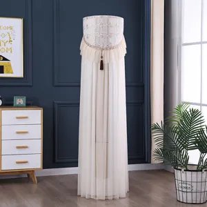 Elegante copertura in pizzo per condizionatore verticale con ricamo a farfalla e nappina chic.