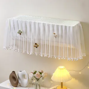 Gedetailleerd overzicht van witte kanten airconditioner stofhoes met schattige paddenstoelen.