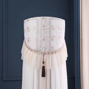 Copertura per condizionatore a colonna rotonda in pizzo beige con ricamo di farfalle