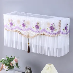 Detailansicht der Spitzen-Klimaanlagenabdeckung mit eleganter lila Blumenstickerei.