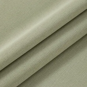 Nahaufnahme der hellgruenen Stofftextur, weiches salbeifarbenes Heimtextil fuer Abdeckung.
