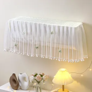 Gedetailleerd overzicht van een prachtige witte kanten stofhoes voor een wandairconditioner.