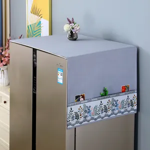 Vue détaillée d'une housse anti-poussière en tissu gris pour réfrigérateur ou machine avec poche.