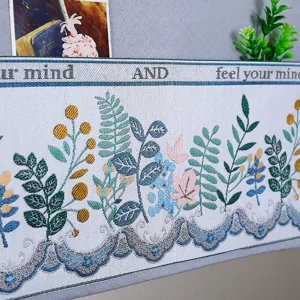 Housse anti-poussière en tissu pour appareils avec motif tissé botanique et design élégant.