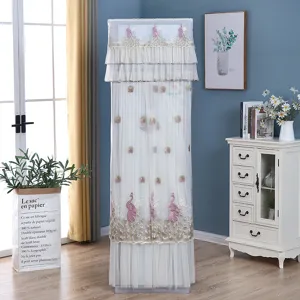 Dettaglio della copertura per condizionatore verticale con ricamo elegante e tessuto in rete.