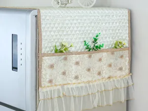 Λευκό καπιτονέ κάλυμμα σκόνης ψυγείου λεπτομέρεια, με πρακτικές τσέπες και διακοσμητική δαντέλα.