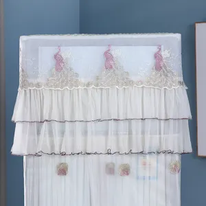 Vista dettagliata della copertura antipolvere per condizionatore con elegante ricamo.
