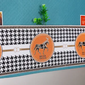 Vue détaillée de la housse anti-poussière pour appareils avec élégant motif pied-de-poule.